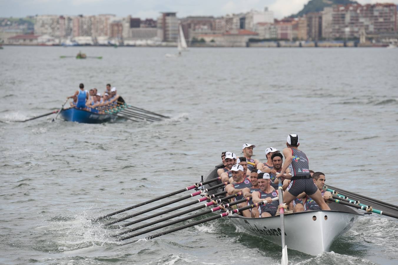 Los azules consiguieron aventajar en el primer tramo de la regata a Pedreña y mantuvieron la renta hasta la línea de meta