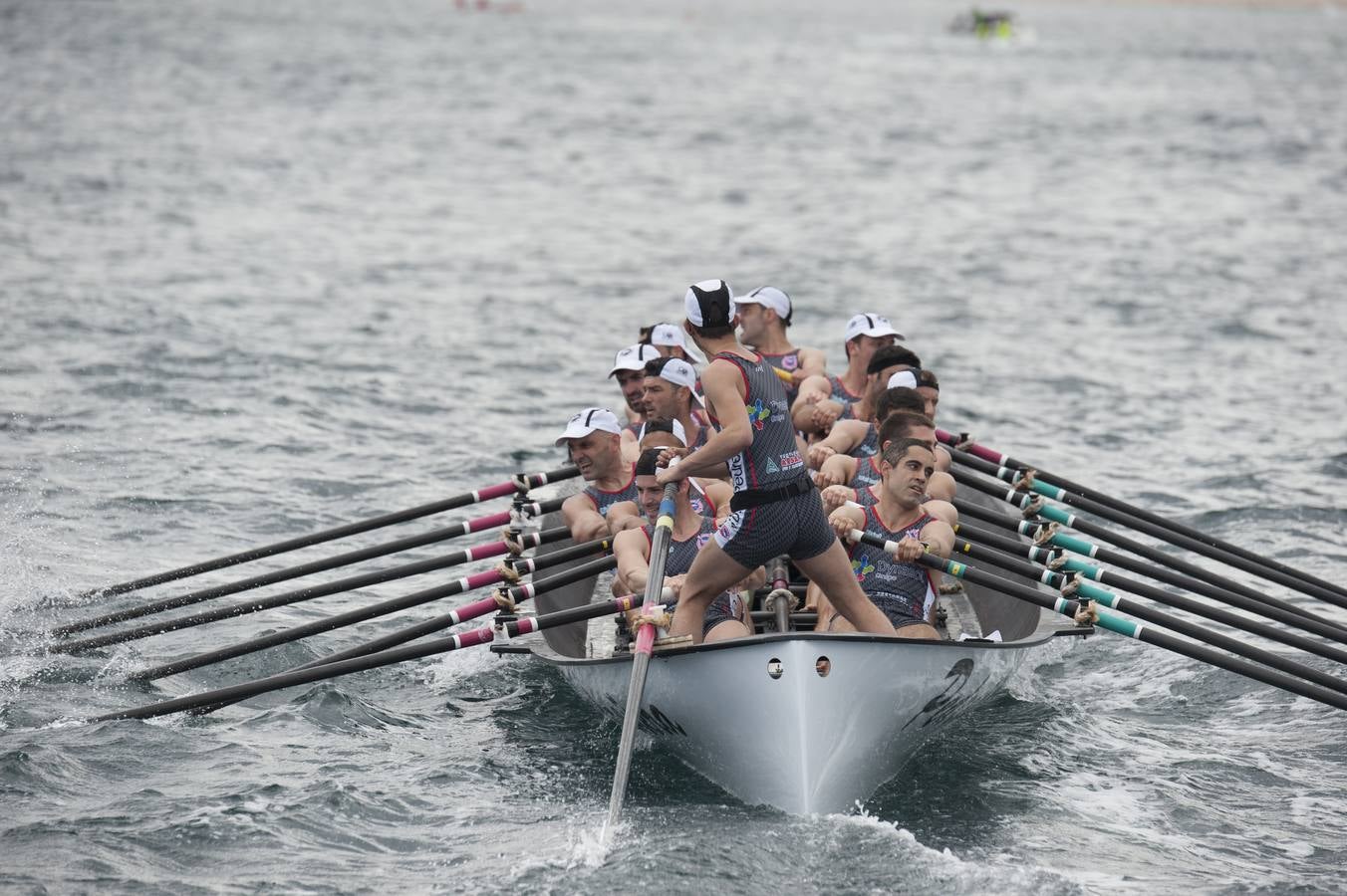 Los azules consiguieron aventajar en el primer tramo de la regata a Pedreña y mantuvieron la renta hasta la línea de meta