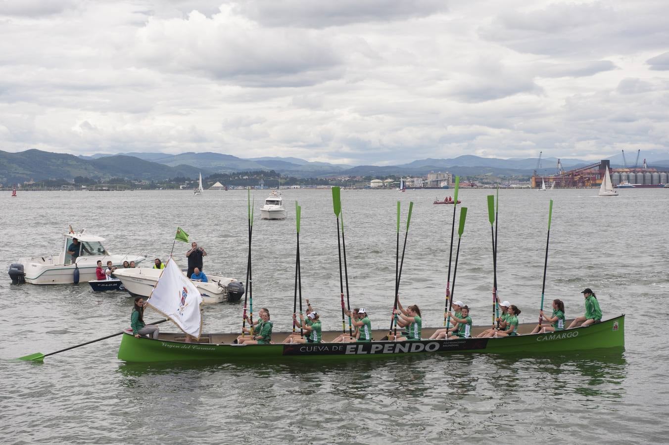 Los azules consiguieron aventajar en el primer tramo de la regata a Pedreña y mantuvieron la renta hasta la línea de meta