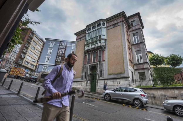 El palacete, ubicado junto a la plaza de Cañadío, es uno de los edificios más singulares de la capital cántabra. :