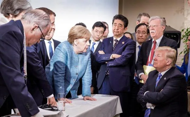 Angela Merkel y Donald Trump, en presencia del resto de líderes del G7.
