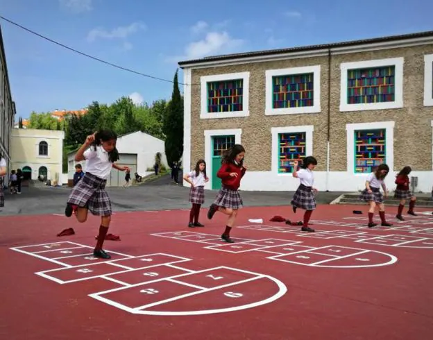 Un grupo de niñas jugando en el patio del colegio en la actualidad. :: Colegio San Vicente de Paúl