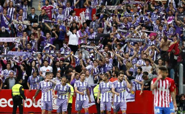 Jugadores del Valladolid celebrando el primer gol en El Molinón
