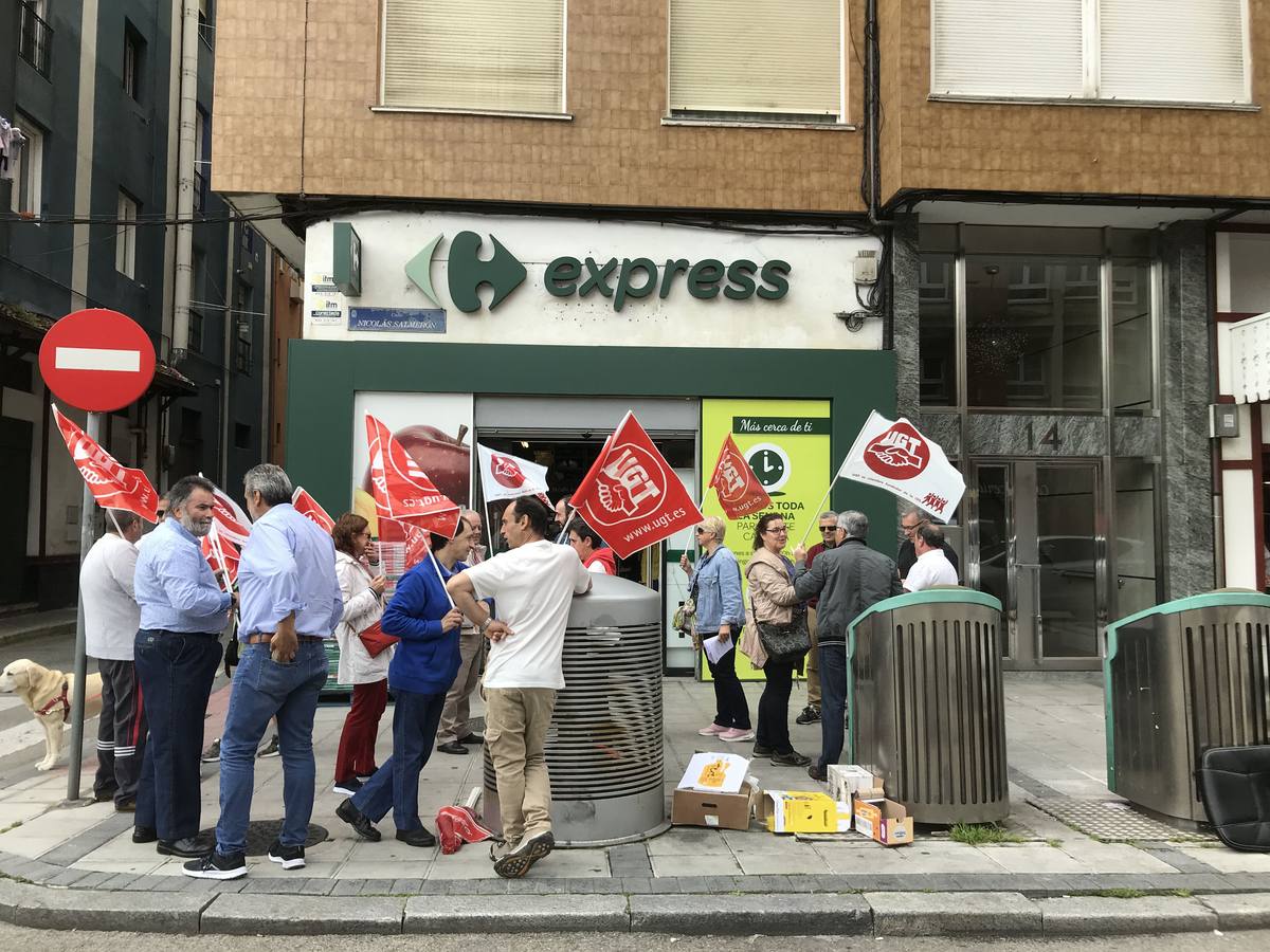 Manifestación de los sindicalistas de UGT este domingo frente a uno de los supermercados Carrefopur Express de Santander.