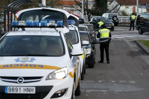 Agentes de la Policía Local de Torrelavega, durante un control de tráfico en Torres. 