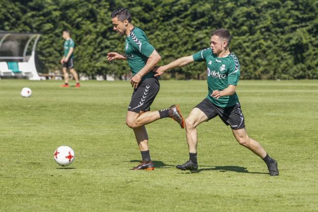 El juvenil Saúl persigue a Regalón en un entrenamiento. 