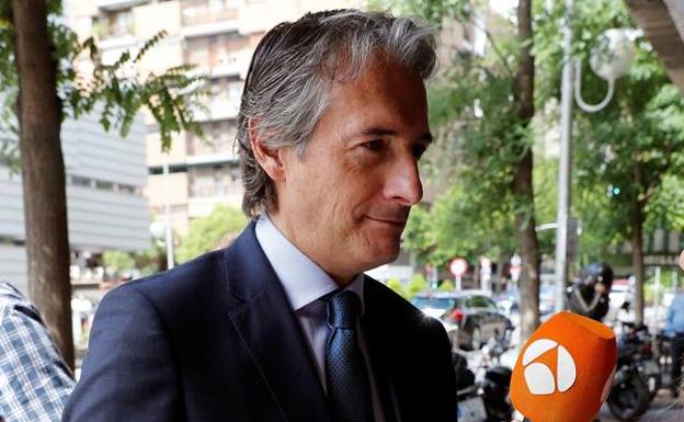 Íñigo de la Serna, esta mañana a su llegada a la reunión de la Junta Directiva Nacional del PP en la que se dará el pistoletazo de salida de la carrera sucesoria de Mariano Rajoy.