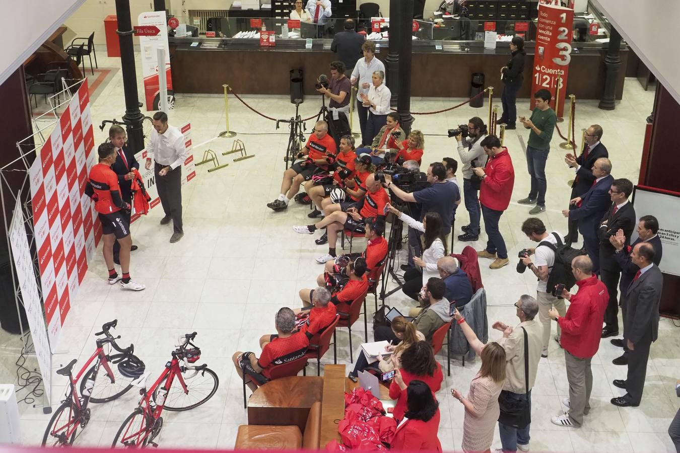 Fotos: Induráin y una &#039;grupeta&#039; pedalean de Santander a Madrid sin un euro encima