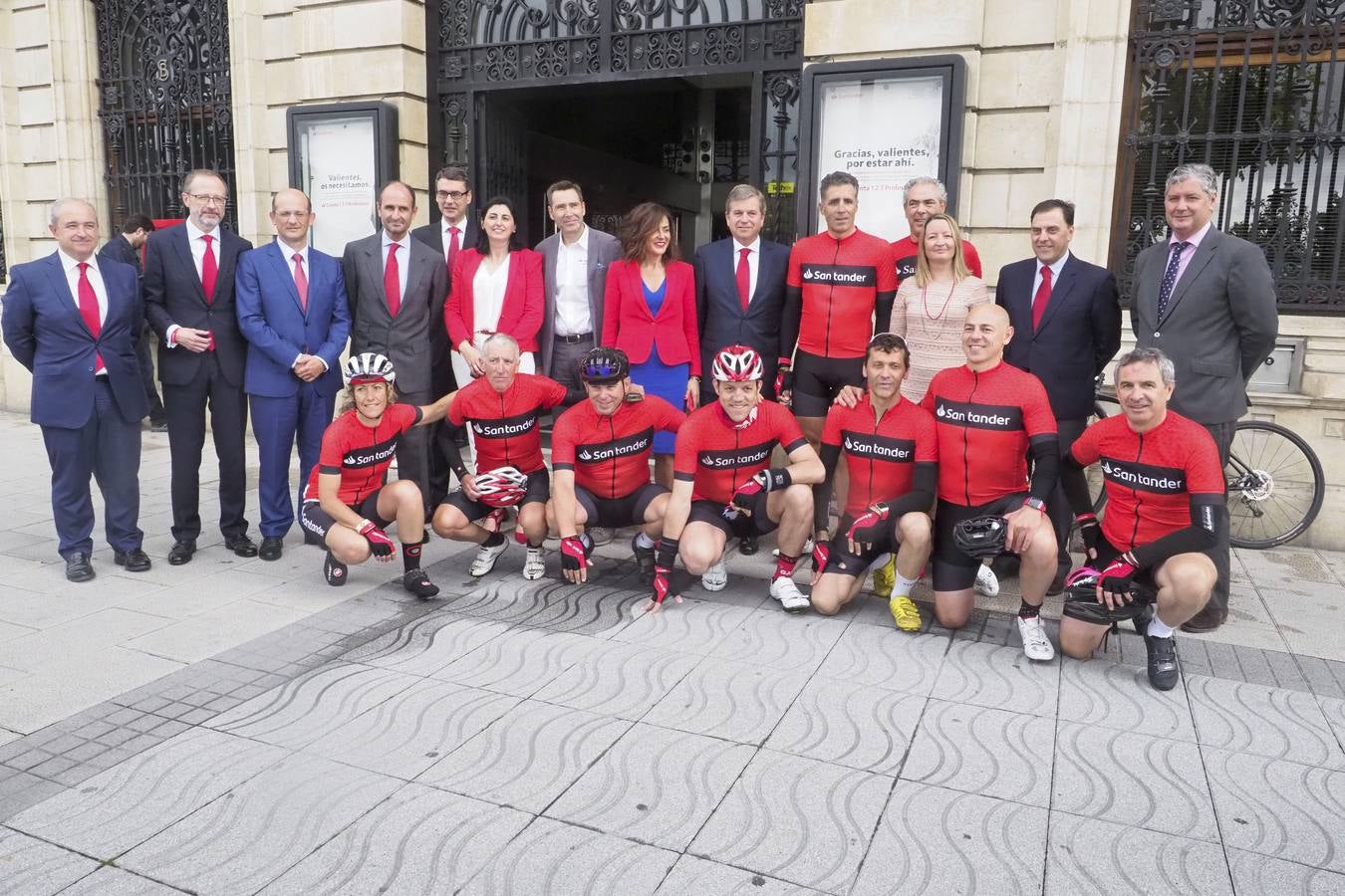 Fotos: Induráin y una &#039;grupeta&#039; pedalean de Santander a Madrid sin un euro encima