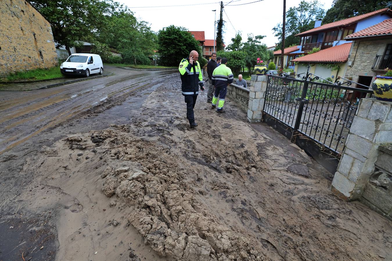 Las intensas lluvias registradas esta madrugada han ocasionado problemas en algunos puntos del extremo occidental de la región 