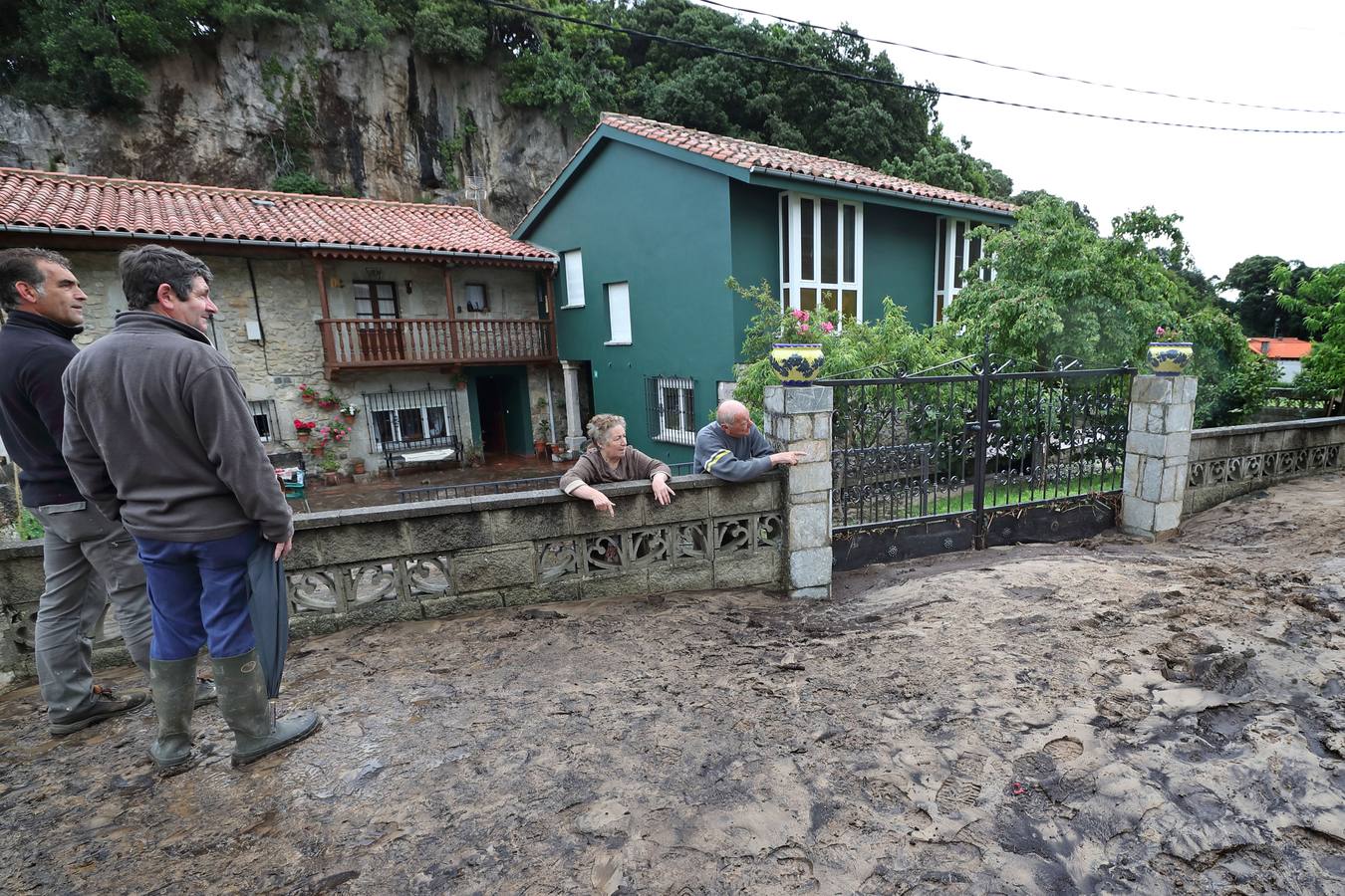 Las intensas lluvias registradas esta madrugada han ocasionado problemas en algunos puntos del extremo occidental de la región 