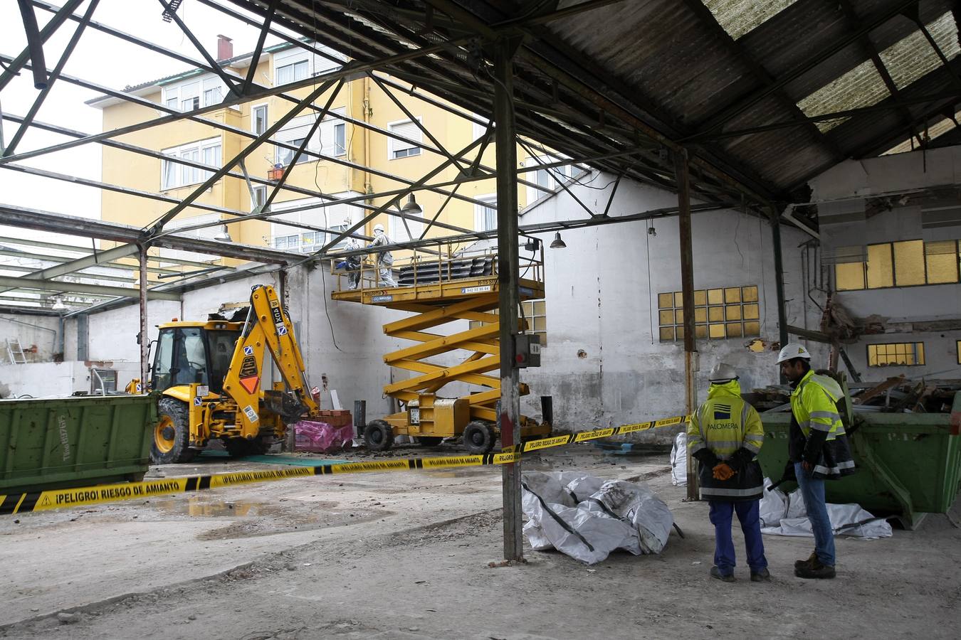 La empresa contratada por el Ayuntamiento de Torrelavega ha iniciado los trabajos de demolición de los antiguos talleres municipales en Campuzano, en cuyo solar se comenzará a construir en los próximos meses una promoción de 22 viviendas de protección en régimen de alquiler.