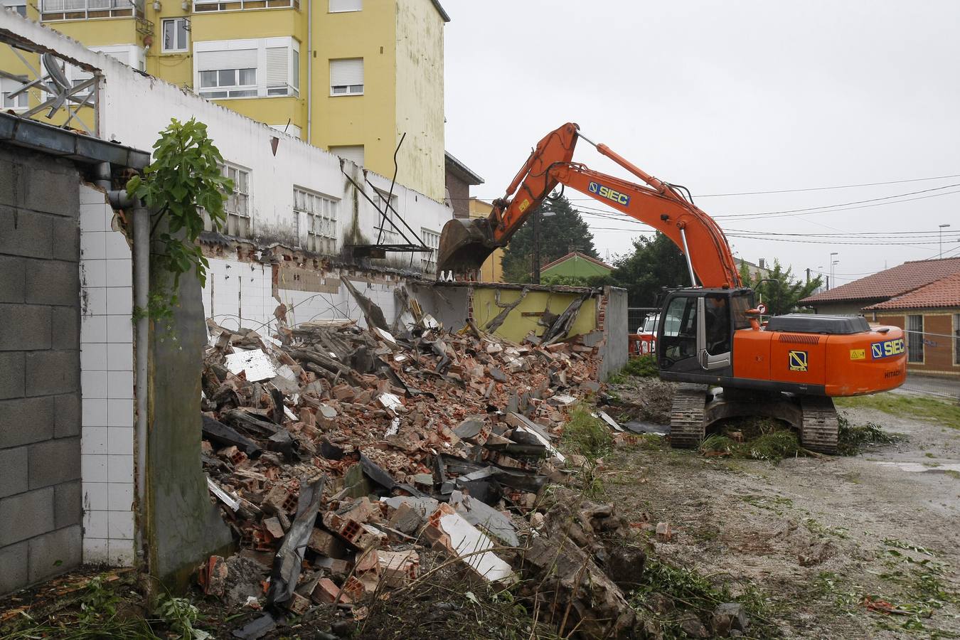 La empresa contratada por el Ayuntamiento de Torrelavega ha iniciado los trabajos de demolición de los antiguos talleres municipales en Campuzano, en cuyo solar se comenzará a construir en los próximos meses una promoción de 22 viviendas de protección en régimen de alquiler.