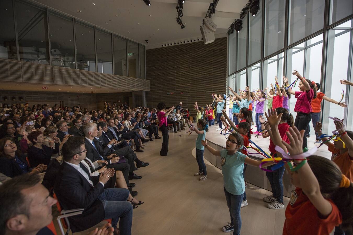 El plan de evaluación que la Fundación Botín ha realizado con su programa de Educación Responsable revela que los niños entre 5 y 9 años que trabajan la inteligencia emocional y social en los centros educativos reducen comportamientos agresivos y son más generosos, sociables, felices y optimistas.