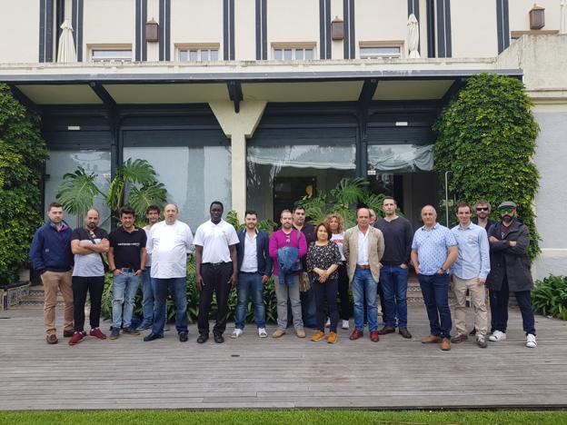 El director general de la AEHC, Pedro Vega-Hazas, con algunos empresarios y cocineros participantes en la Quincena del Pincho de Cantabria, en la presentación.