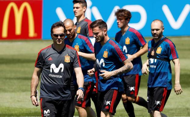 Lopetegui, en un entrenamiento de la selección con Koke, Iniesta, Silva, Odriozola, y Kepa detrás./