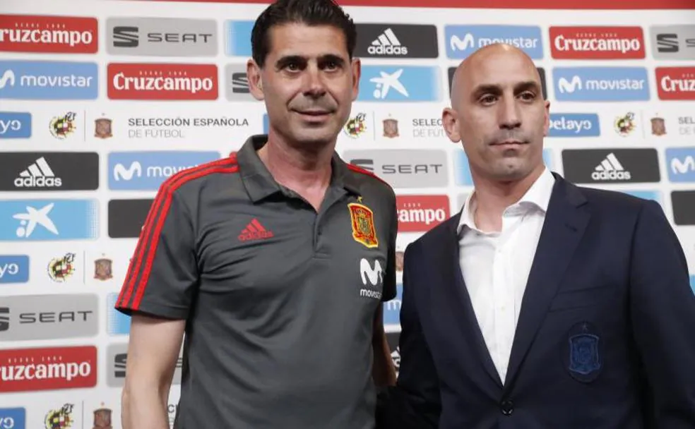 Fernando Hierro, junto a Luis Rubiales. 