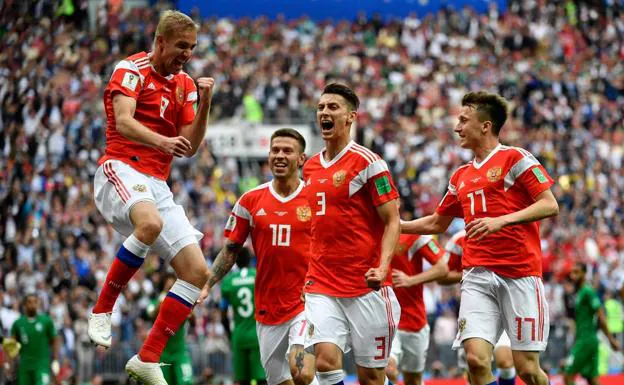 Gazinskiy celebra su gol a Arabia Saudí.