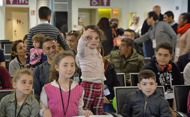 Menores sirios llegan al aeropuerto de Fiumicino desde Beirut.