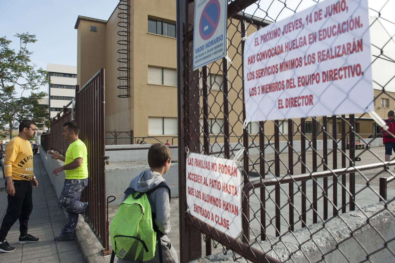 Imágenes del colegio María Sanz de Sautuola, en Santander, en este día de huelga en la educación