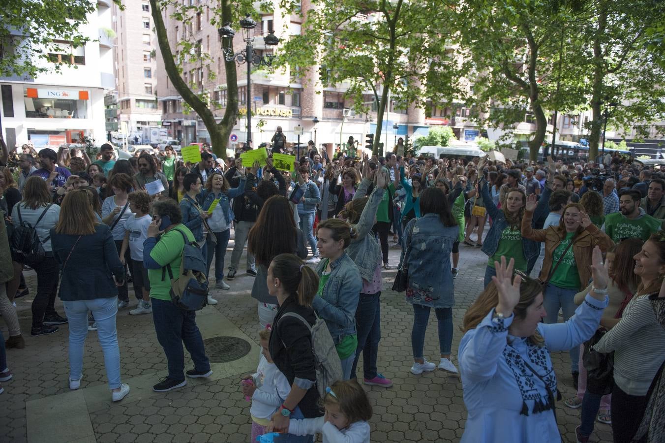 Los profesores que apoyan la huelga se han concentrado frente al edificio de Ministerios, en la calle Vargas