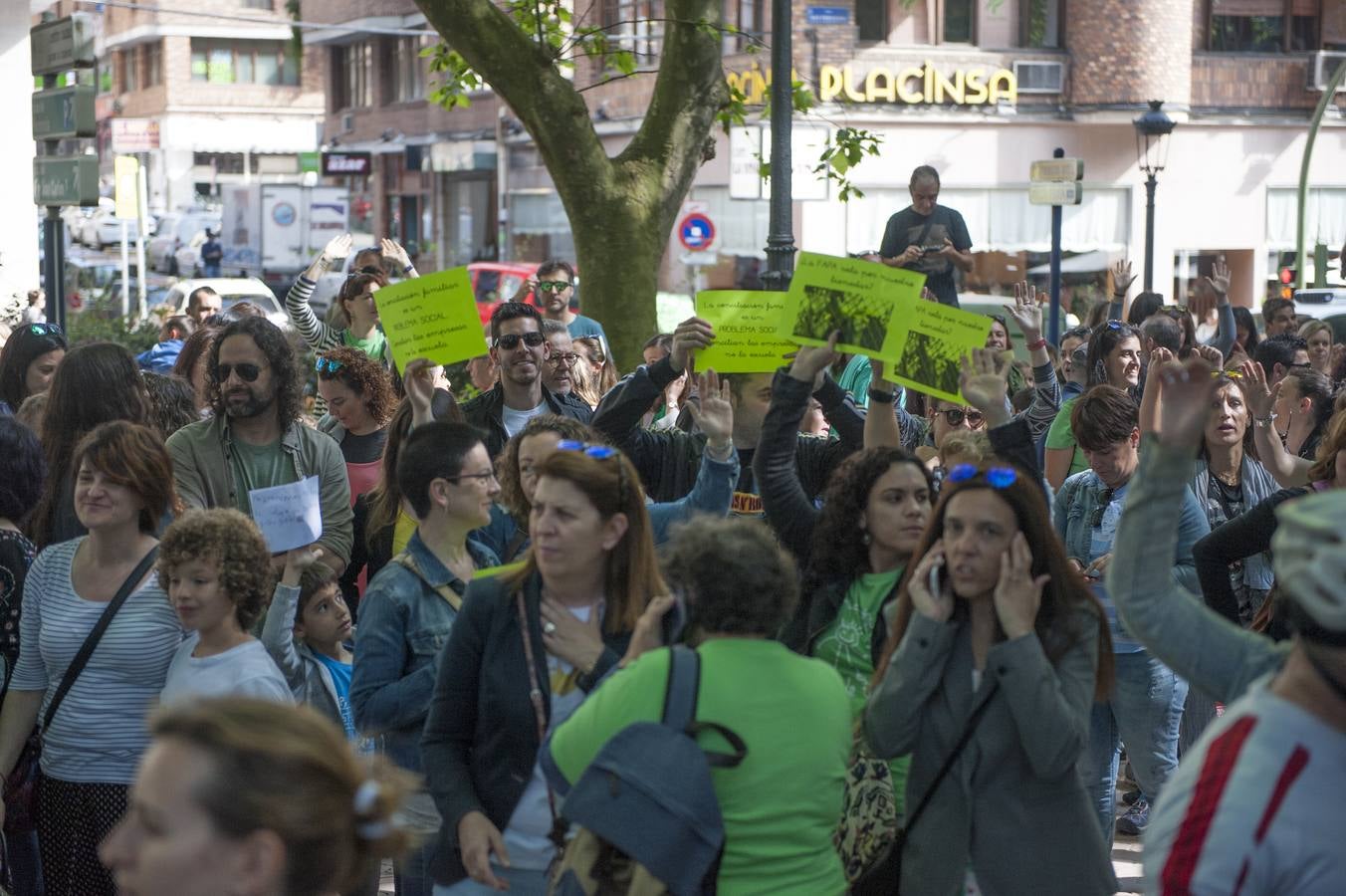 Los profesores que apoyan la huelga se han concentrado frente al edificio de Ministerios, en la calle Vargas