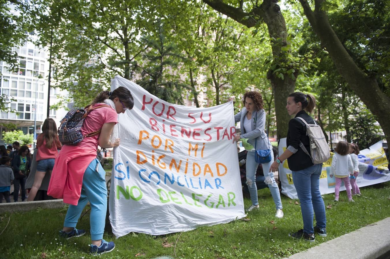 Los profesores que apoyan la huelga se han concentrado frente al edificio de Ministerios, en la calle Vargas