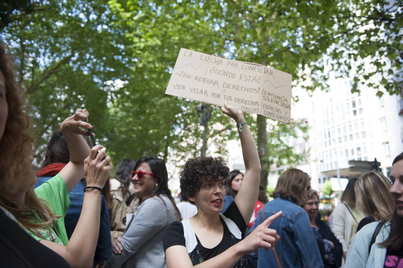 Los profesores que apoyan la huelga se han concentrado frente al edificio de Ministerios, en la calle Vargas