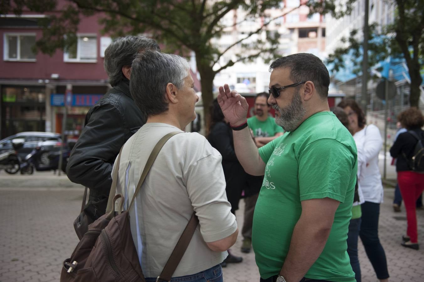 Los profesores que apoyan la huelga se han concentrado frente al edificio de Ministerios, en la calle Vargas