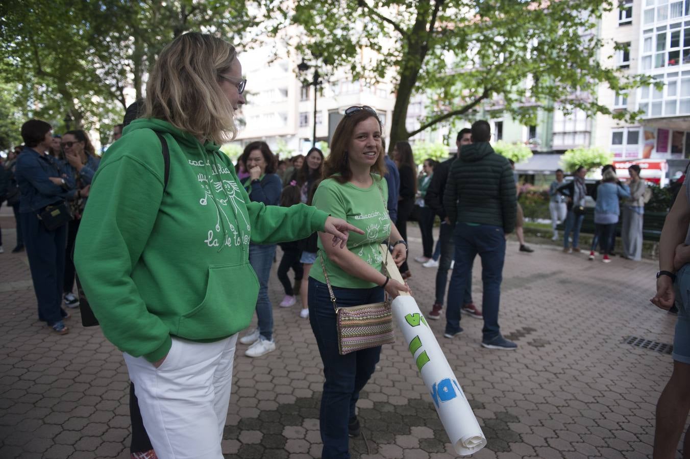 Los profesores que apoyan la huelga se han concentrado frente al edificio de Ministerios, en la calle Vargas