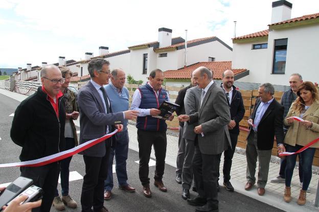 Momento del protocolario corte de cinta, con todas las autoridades, junto a las nuevas viviendas que han sido inauguradas en Requejo.