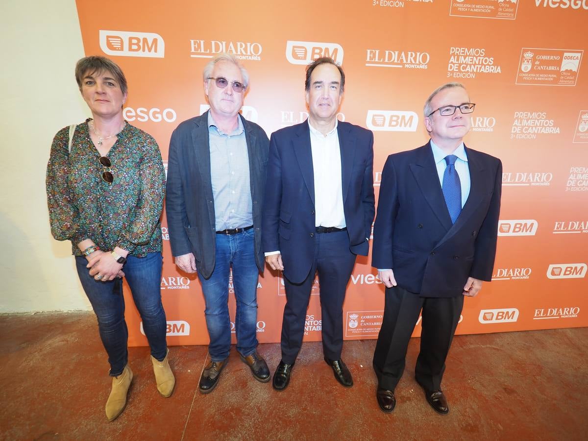 La gala de entrega de os Premios Alimentos de Cantabria reunió en Torrelavega a destacados representantes del sector agroalimentario de la región y de la sociedad de Cantabria.