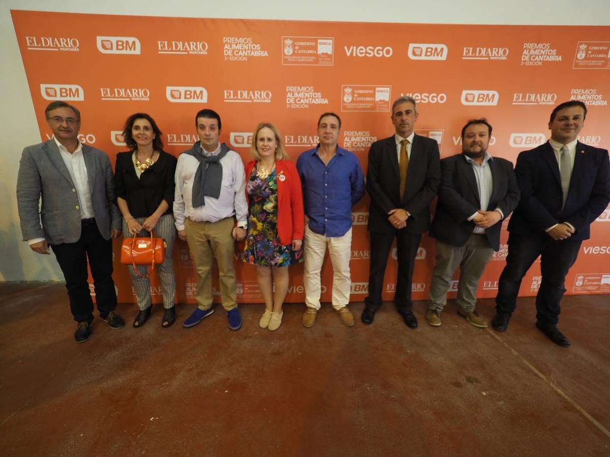 La gala de entrega de os Premios Alimentos de Cantabria reunió en Torrelavega a destacados representantes del sector agroalimentario de la región y de la sociedad de Cantabria.