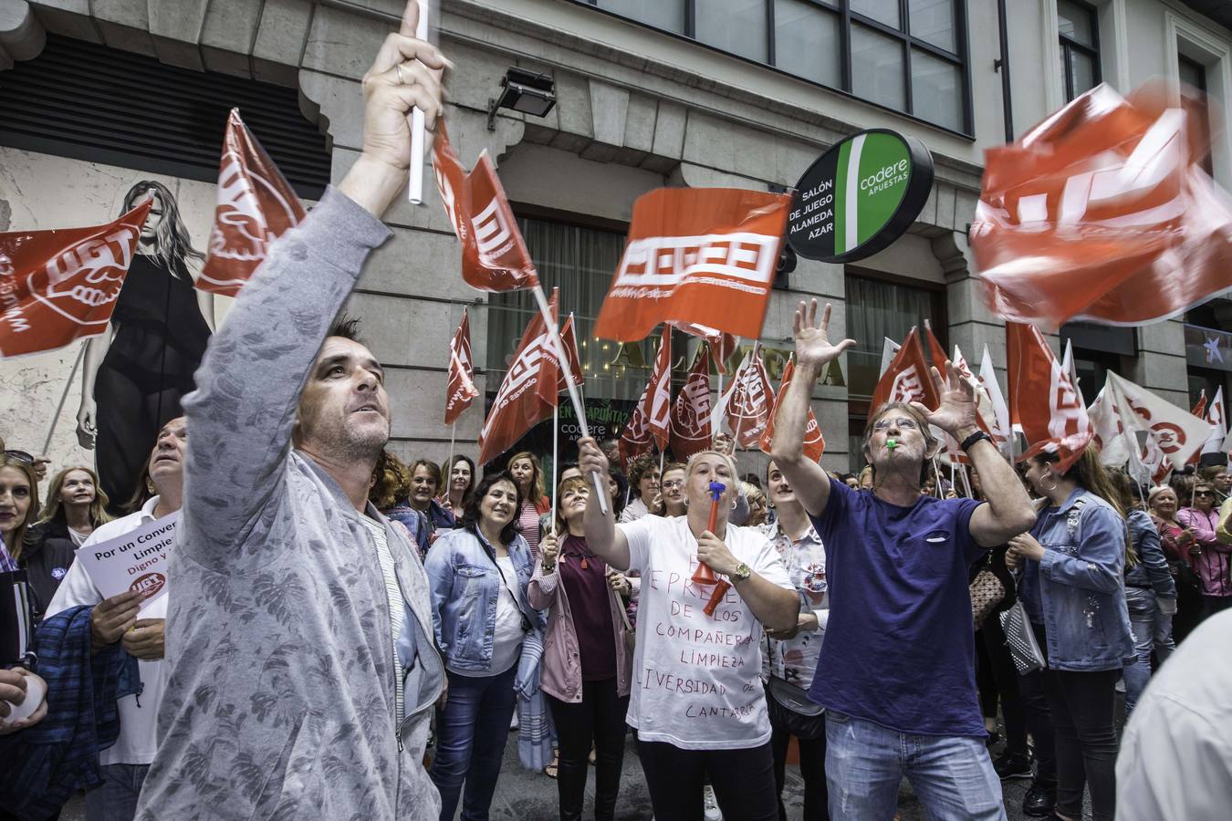Trabajadores del sector de la limpieza en Cantabria se han concentrado hoy frente a la sede de ORECLA en Santander por el «estancamiento» de la negociación colectiva,