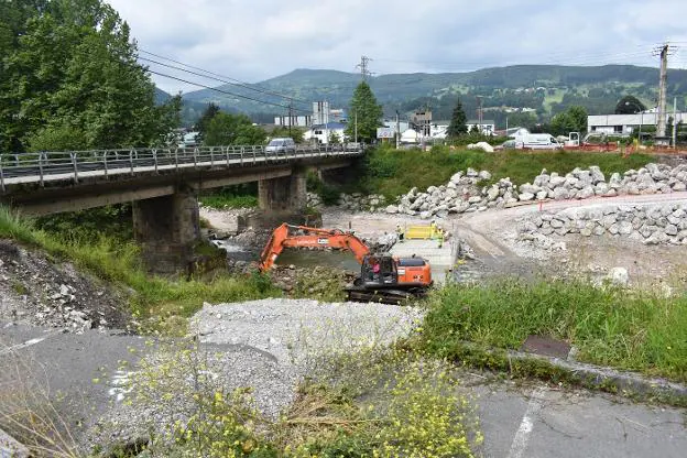 La demolición del puente del Matadero comenzará el 27 de junio y durante el verano se construirá una nueva estructura más ancha y paralela al antiguo paso. 