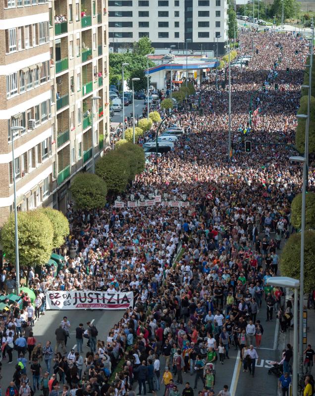 Fotos: Miles de personas protestan en Pamplona contra la sentencia impuesta a los ocho jóvenes por la agresión de Alsasua