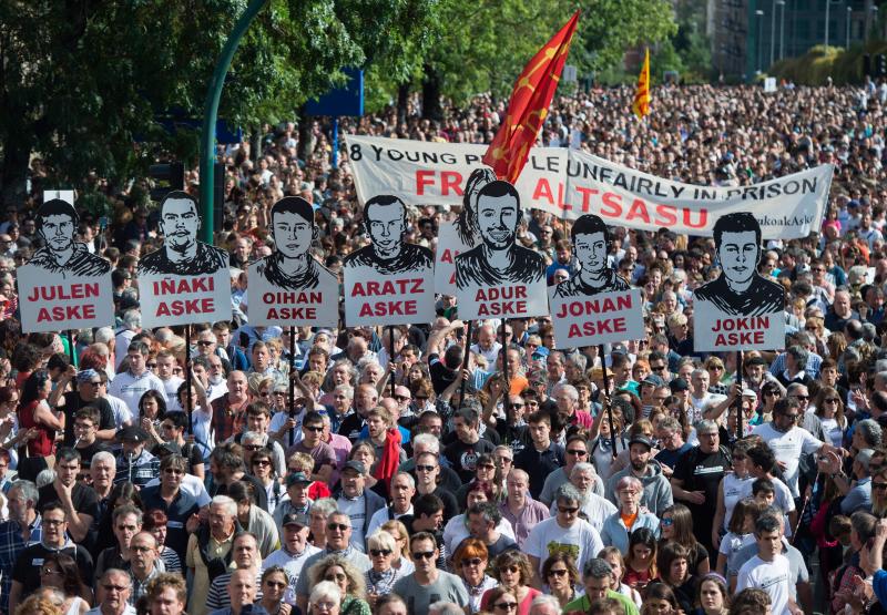 Fotos: Miles de personas protestan en Pamplona contra la sentencia impuesta a los ocho jóvenes por la agresión de Alsasua