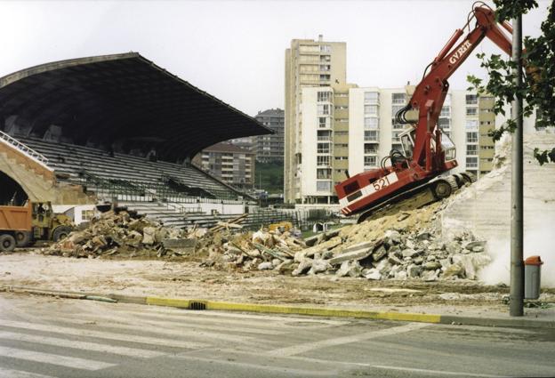 Las máquinas trabajan sobre el terreno de juego con la emblemática tribuna de hormigón aún en pie. 