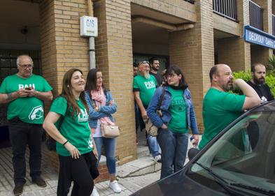 Imagen secundaria 1 - Arriba, Revilla es recibido por los propietario de la vivienda. A izquierda, varios integrantes de la PAH, a la entrada de la vivienda. A la derecha, Gema es felicitada por varios miembros de la PAH