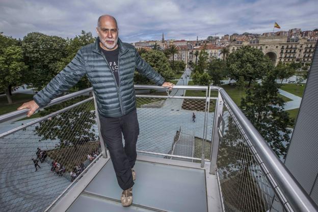 El cineasta mexicano Guillermo Arriaga en el Patchinko del Centro Botín antes de iniciar la masterclass. 