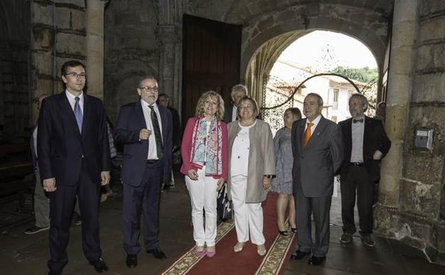 López Visitación, Ángel Pazos, Eva Díaz Tezanos, Rosa Menéndez, Marta Domingo, Lora-Tamayo y Alberto Ruiz, ayer, accediendo a la iglesia de Santa María de Laredo.