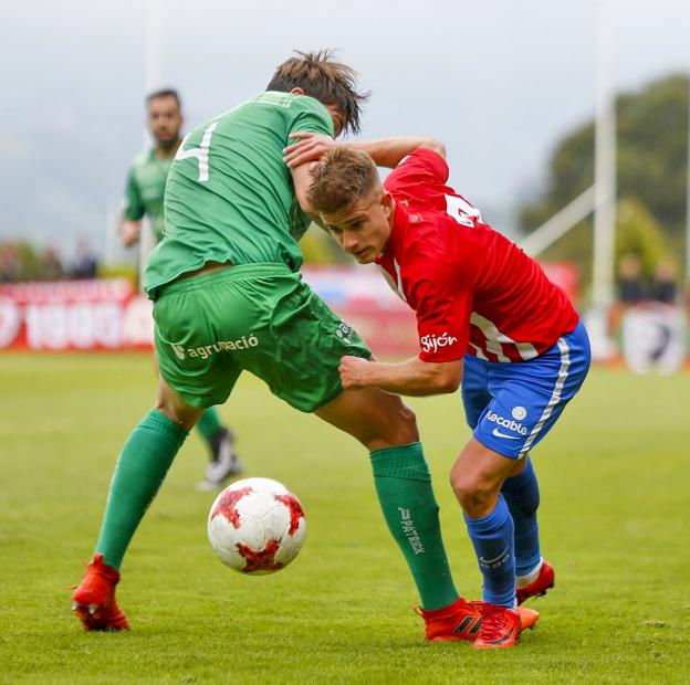 Cayarga regatea a un jugador del Cornellà en el pasado play off.