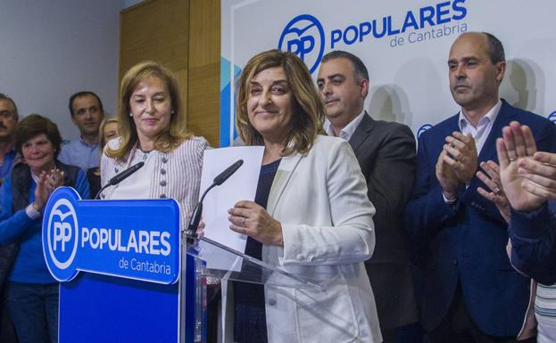 La presidenta de los Populares de Cantabria, Sáenz de Buruaga, es una de las 10 miembros natos.