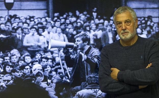 Eloy Velázquez, escultor, trataba de abrirse camino en el París del 68, entre las incertidumbres de la época y la efervescencia de la edad (18 años).