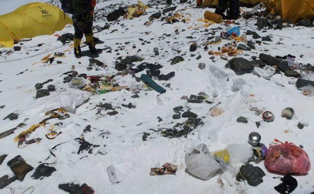 La montaña tiene toneladas de residuos y las autoridades imponen multas a los montañeros que bajen si basura.