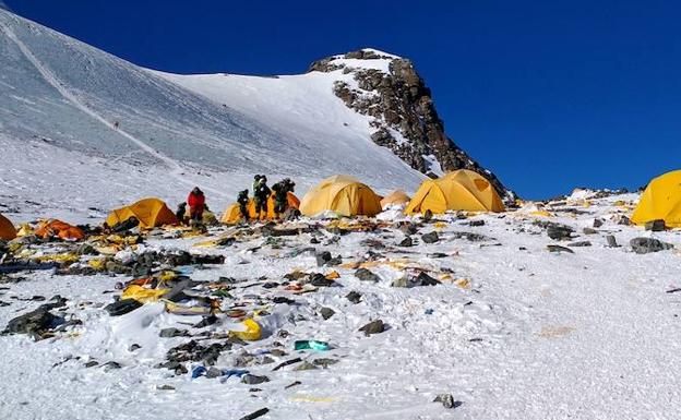 Estado que presenta uno de los campamentos base en la subida al Everest.