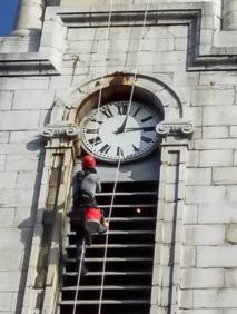 Imagen secundaria 2 - La maquinaria del reloj del Ayuntamiento ha sido devuelta a su color original.