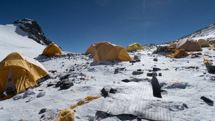 Los alpinistas piensan que en la subida van encontrar nieve inmaculada pero se llevan la desagradable sorpresa de ver toneladas de residuos en los campamentos base