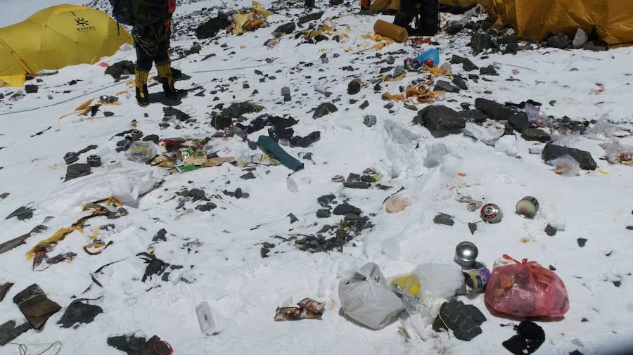 Los alpinistas piensan que en la subida van encontrar nieve inmaculada pero se llevan la desagradable sorpresa de ver toneladas de residuos en los campamentos base