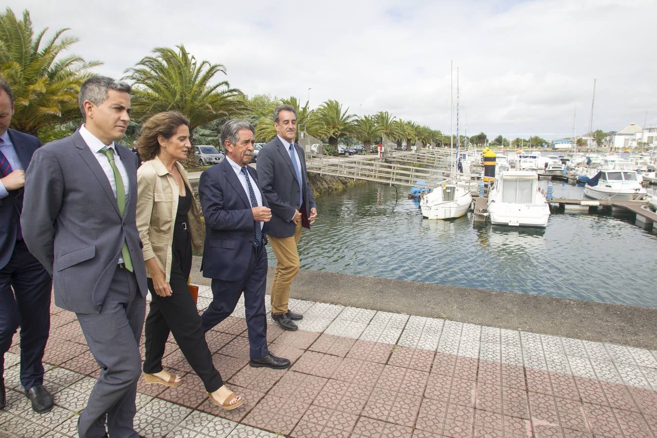 El presidente de Cantabria, Miguel Ángel Revilla, y la ministra de Transición Ecológica, Teresa Ribera, han inaugurado este martes el 'ECOCAT', el primer catamarán electrosolar de pasajeros de Europa, promovido y fabricado por la empresa cántabra Metaltec Naval.